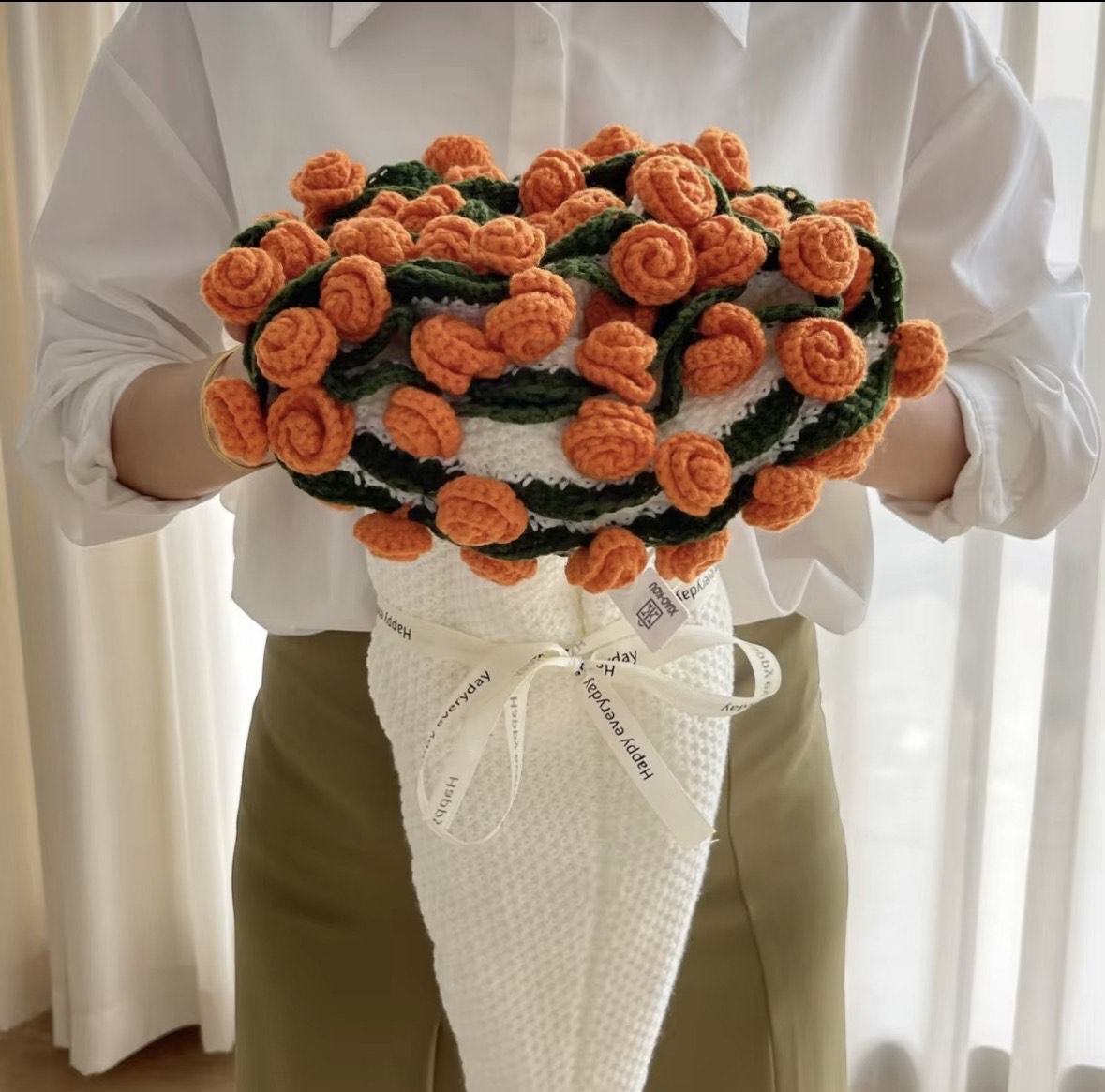 Handgewebte Rosenoase Deckenblume