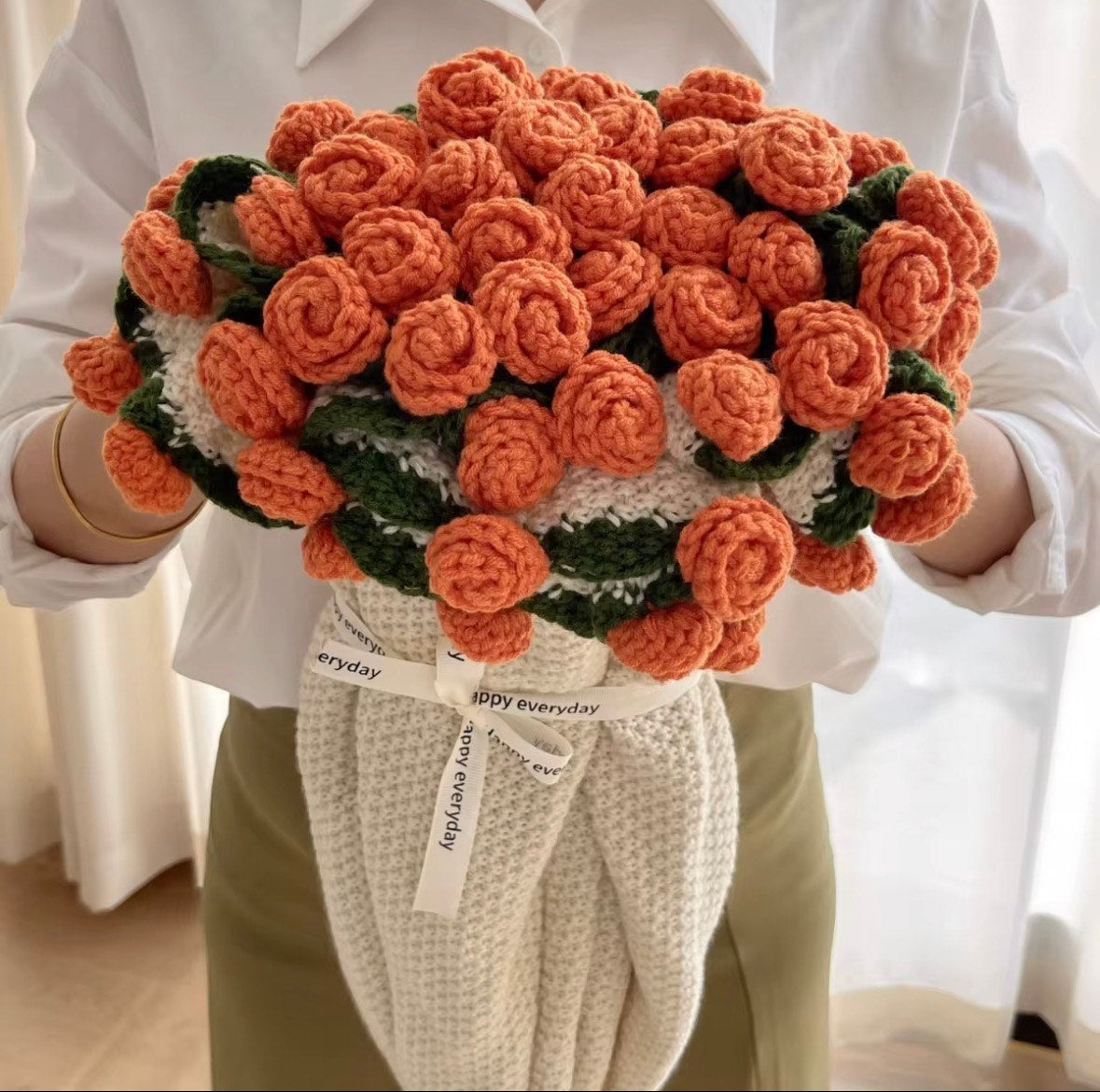 Handgewebte Rosenoase Deckenblume